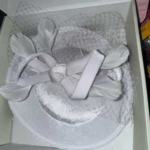 Elegant White Feathered Women's Hat